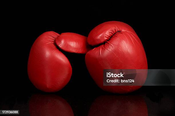 Photo libre de droit de Gants De Boxe Rouges Sur Fond Noir banque d'images et plus d'images libres de droit de Compétition - Compétition, Concepts, Fond noir