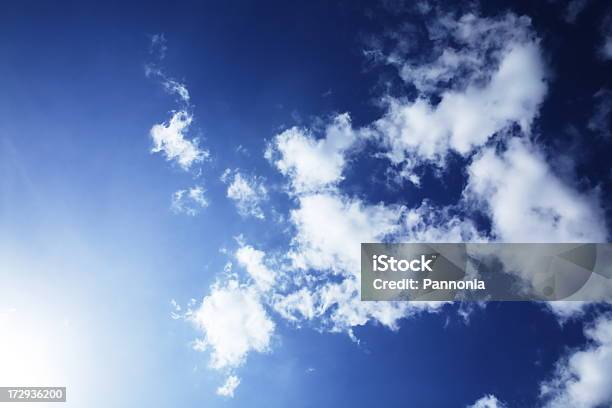 Paisagem Com Nuvens - Fotografias de stock e mais imagens de Azul - Azul, Céu, Plano de Fundo