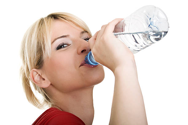 Junges Blondes Mädchen mit Flasche Wasser – Foto