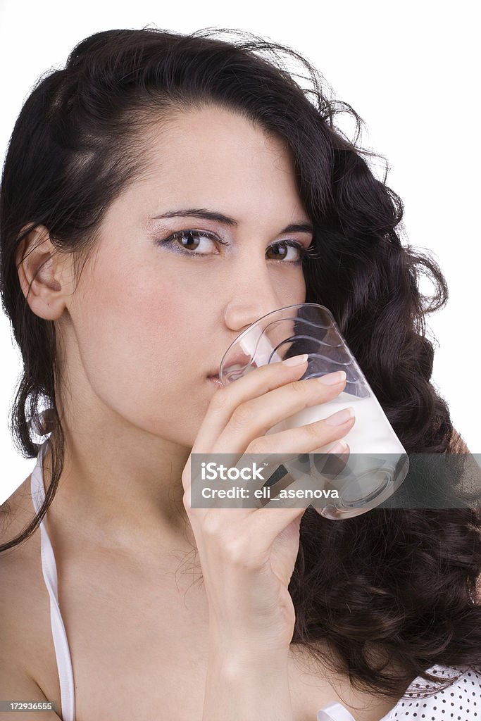 Ładna kobieta pije mleko - Zbiór zdjęć royalty-free (Białe tło)