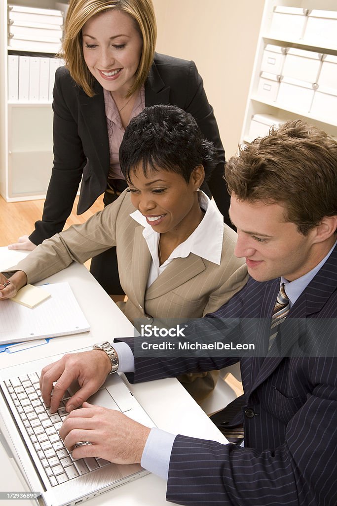 Lavorando insieme su computer portatile - Foto stock royalty-free di 30-34 anni