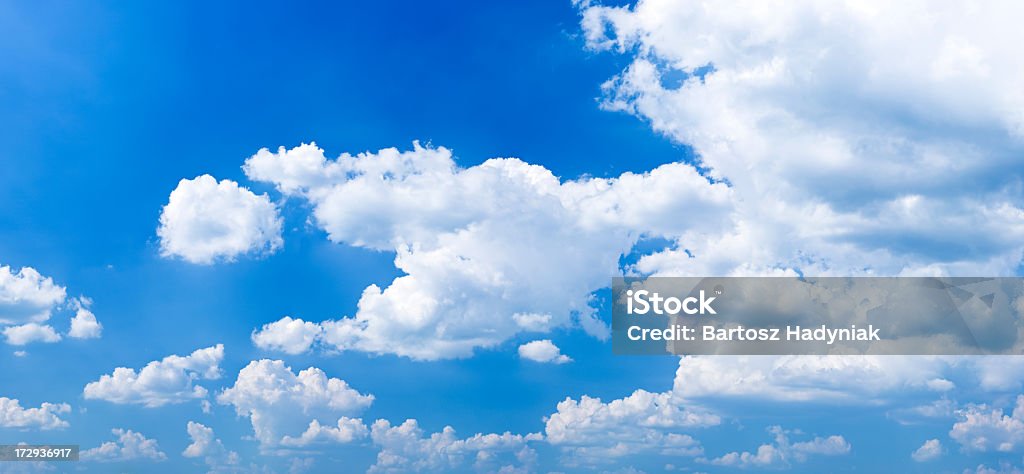 El cielo azul con nubes blancas-panorama, 50MPix XXXXL - Foto de stock de Aire libre libre de derechos
