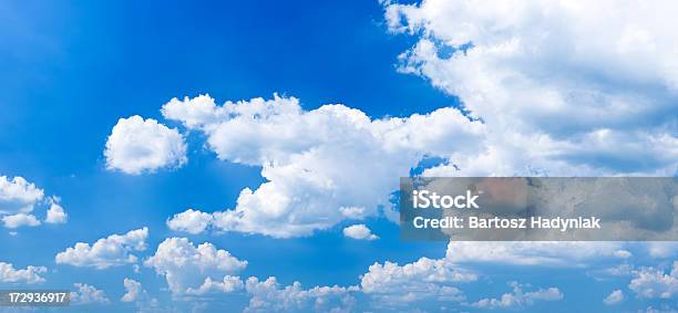 El Cielo Azul Con Nubes Blancaspanorama 50mpix Xxxxl Foto de stock y más banco de imágenes de Aire libre