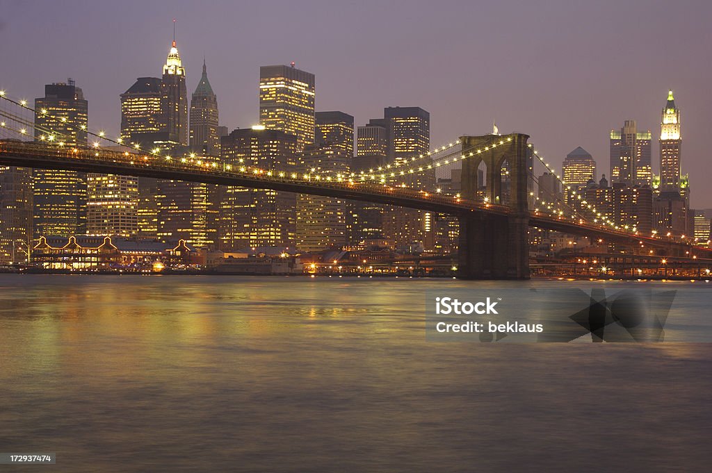 Ponte di Brooklyn e Manhattan Skyline - Foto stock royalty-free di Ambientazione esterna