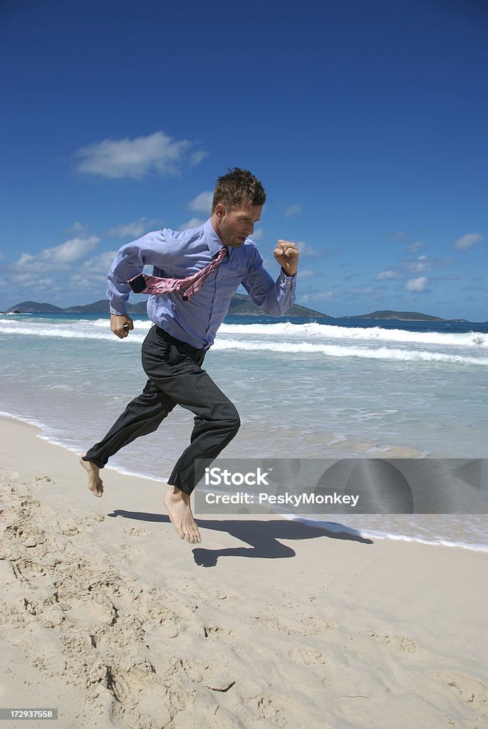 Uomo d'affari di sprint fino alla spiaggia - Foto stock royalty-free di Jogging