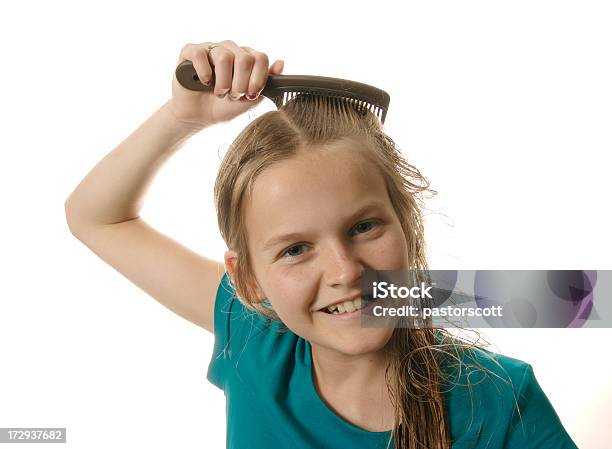 Photo libre de droit de Se Peigner Petite banque d'images et plus d'images libres de droit de Cheveux mouillés - Cheveux mouillés, Petites filles, Se peigner