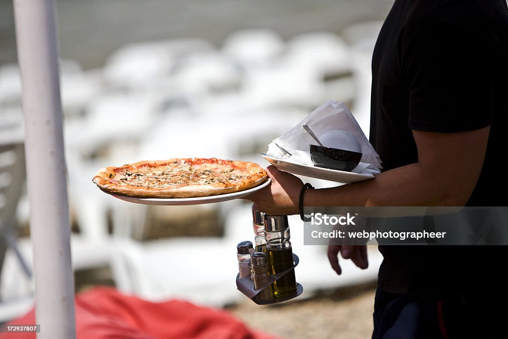 Sert des pizzas - Photo de Adulte libre de droits