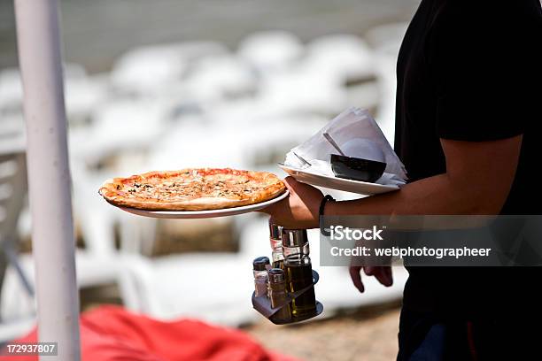 Photo libre de droit de Sert Des Pizzas banque d'images et plus d'images libres de droit de Adulte - Adulte, Aliment, Alimentation lourde