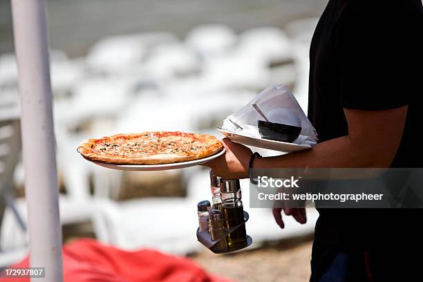 Foto de Servindo Pizza e mais fotos de stock de Adulto - Adulto, Alimentação Não-saudável, Almoço