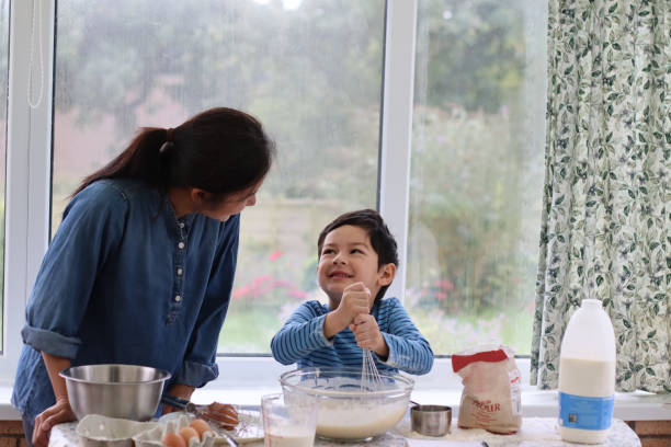 엄마와 아이가 함께 케이크 와플 팬케이크 반죽을 만들고 있습니다. 가족 요리 컨셉 - pastry cutter family holiday child 뉴스 사진 이미지