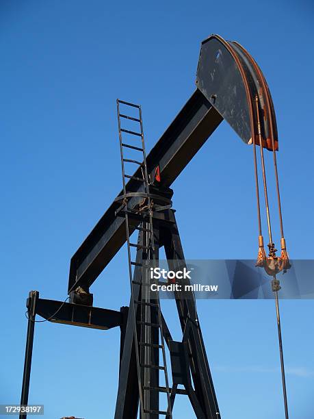 Foto de Óleo Pumpjackpreto e mais fotos de stock de Alberta - Alberta, Azul, Canadá