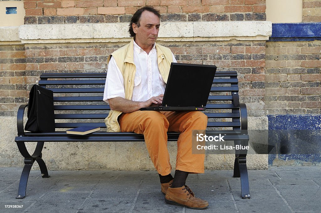 Periodista con PC en una escena Bench.Urban - Foto de stock de 40-44 años libre de derechos