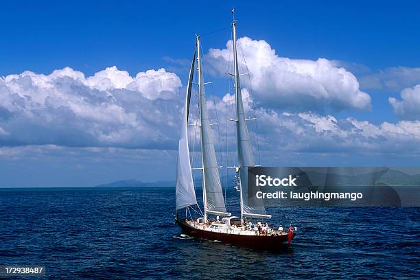 Daydream Sailing Yacht Vista De Arriba Foto de stock y más banco de imágenes de Agua - Agua, Arriba de, Asia