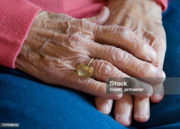 Ältere Hände Stockfoto und mehr Bilder von 80-89 Jahre - 80-89 Jahre, Alter Erwachsener, Arthritis