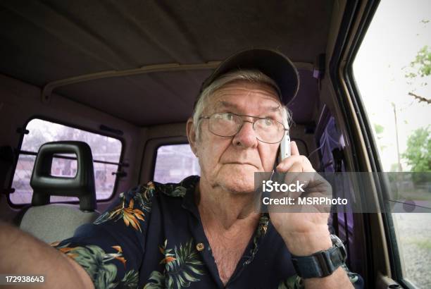 휴대폰 및 추진력있는 교통수단에 대한 스톡 사진 및 기타 이미지 - 교통수단, 글로벌 커뮤니케이션, 노인