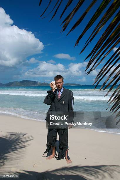 Biznesmen Stoi Tropikalnej Plaży Mówić Na Shellphone - zdjęcia stockowe i więcej obrazów Na mieliźnie