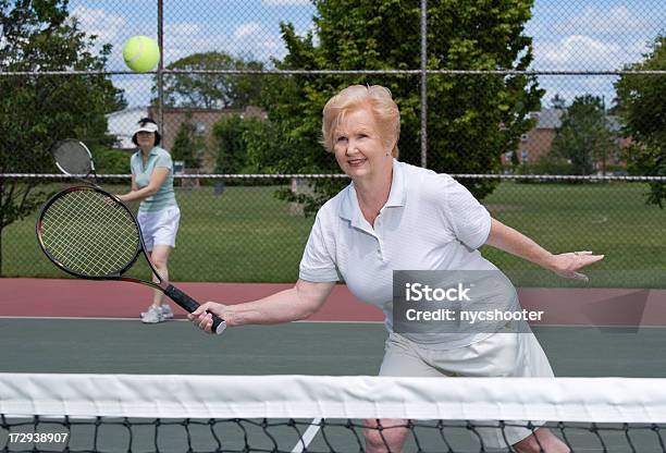 Senior Donna Giocando Raddoppia Tennis - Fotografie stock e altre immagini di Tennis - Tennis, Donne anziane, Donne mature