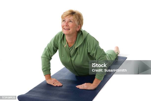 Yogaübungen Stockfoto und mehr Bilder von Aktivitäten und Sport - Aktivitäten und Sport, Attraktive Frau, Blondes Haar