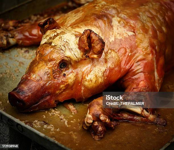 Lechon Foto de stock y más banco de imágenes de A la Parrilla - A la Parrilla, Asado - Alimento cocinado, Barbacoa - Comida