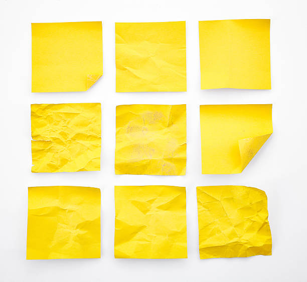 notas adhesivas - adhesive note note pad paper yellow fotografías e imágenes de stock
