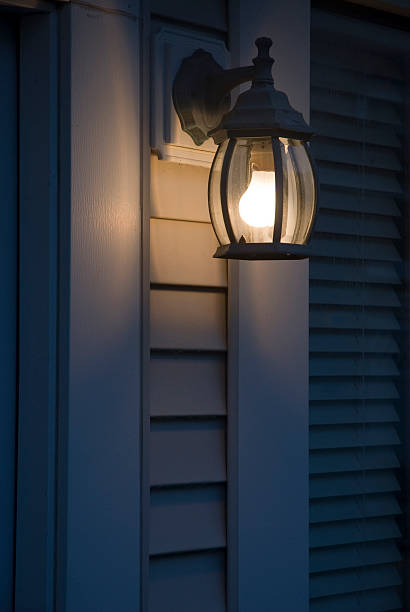 lumière dans la nuit. - porch light photos et images de collection