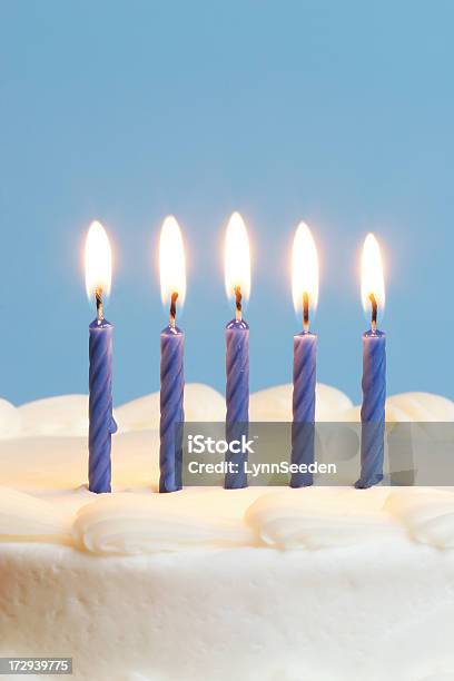 Blau Weißen Kerzen Auf Kuchen Stockfoto und mehr Bilder von Kerze - Kerze, Blau, Zahl 5