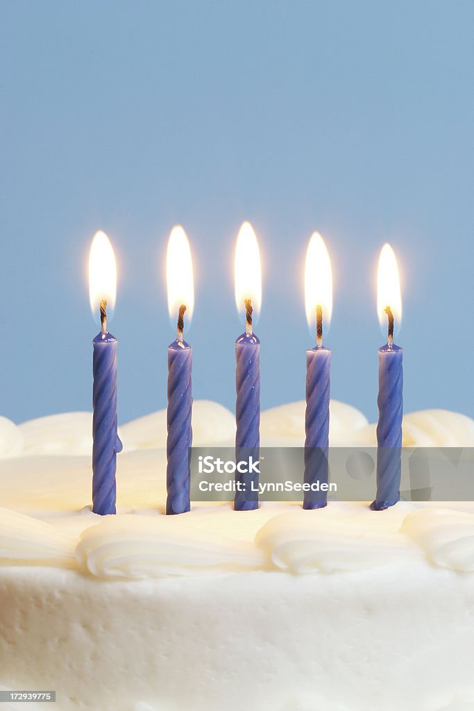 Azul velas en una torta blanco - Foto de stock de Vela - Equipo de iluminación libre de derechos