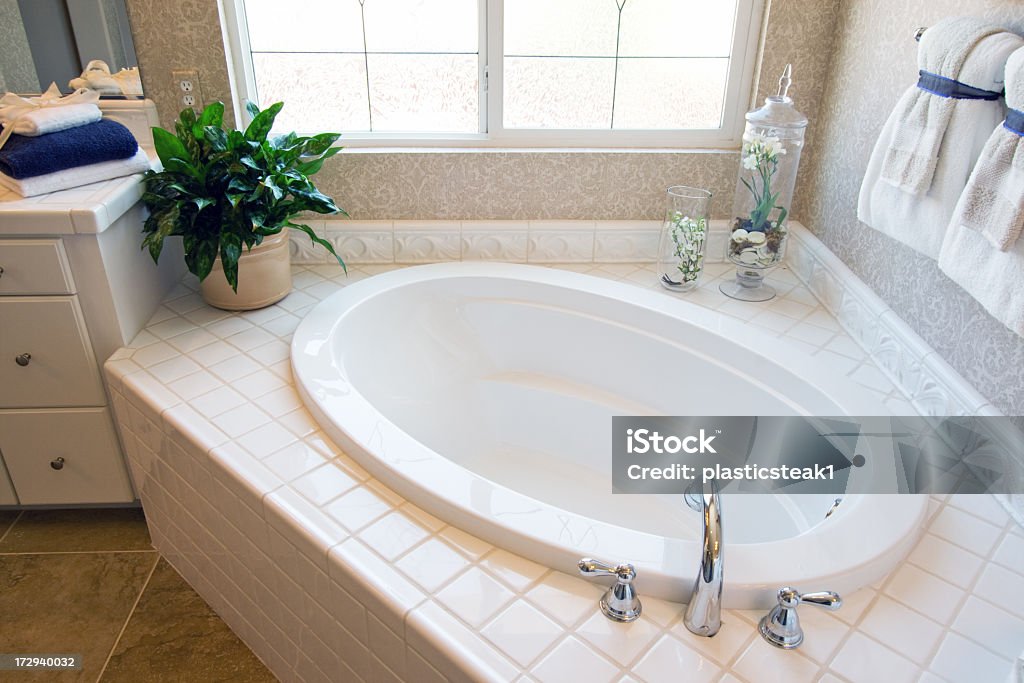 Baignoire pour deux personnes - Photo de Salle de bains et toilettes libre de droits