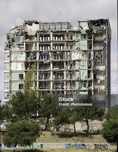 Foto de Floresta Edifício Série e mais fotos de stock de Abandonado - Abandonado, Acidente, Acidentes e desastres