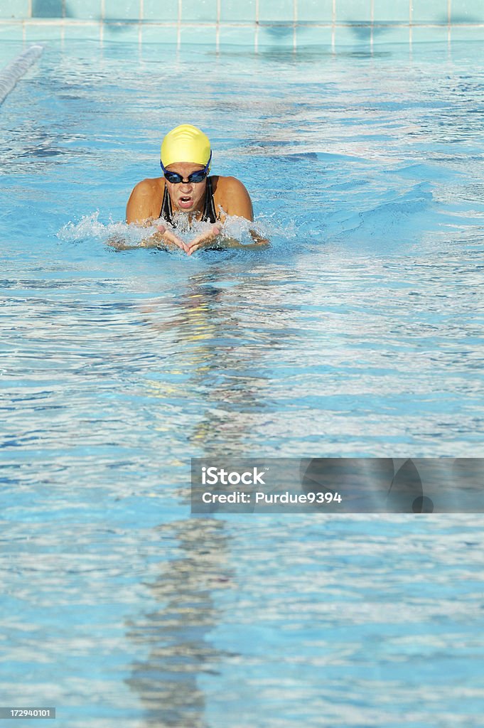 Adolescente feminino competitiva nado de peito natação durante a corrida - Foto de stock de Adolescente royalty-free