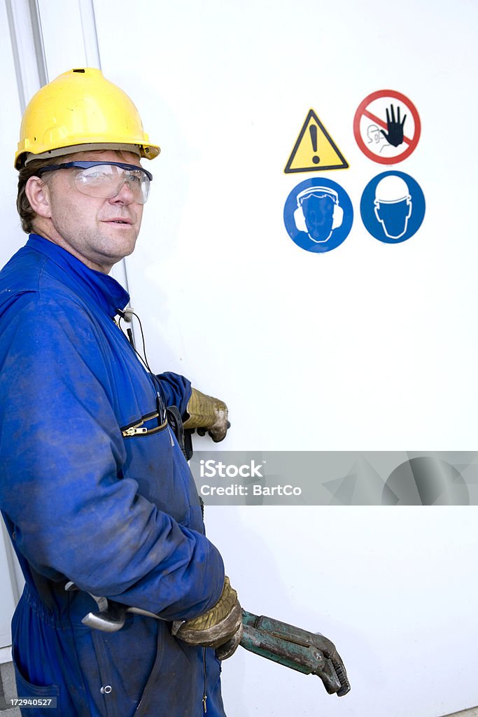 Handwerker und Mechaniker bei der Arbeit mit seinem tools. - Lizenzfrei Arbeiten Stock-Foto