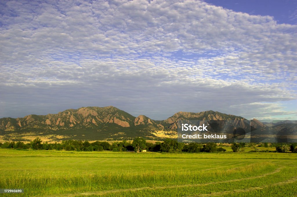 Восход солнца над hayfield - Стоковые фото Без людей роялти-фри