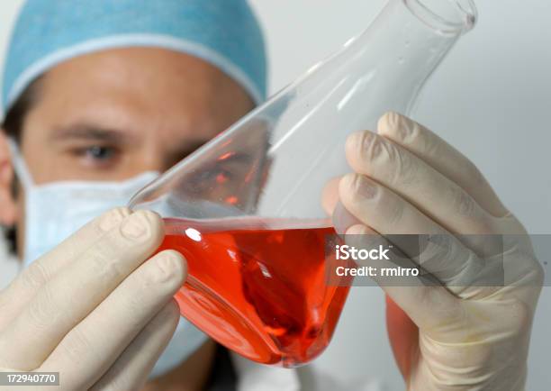 Laboratorio Di Ricerca - Fotografie stock e altre immagini di Adulto - Adulto, Becher, Biochimica