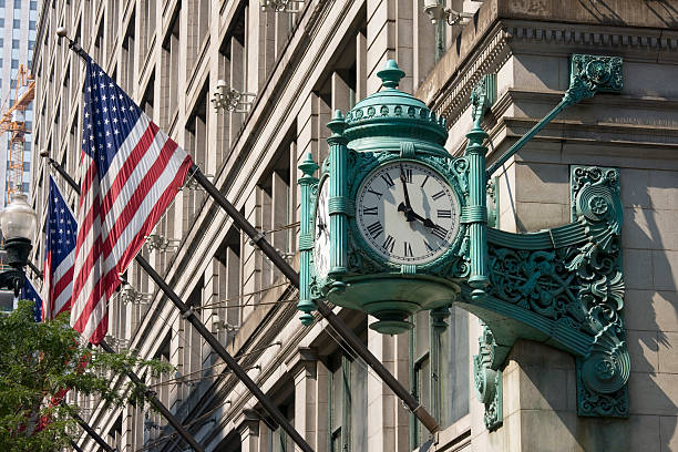 reloj de chicago y banderas - american flag architectural feature architecture chicago fotografías e imágenes de stock