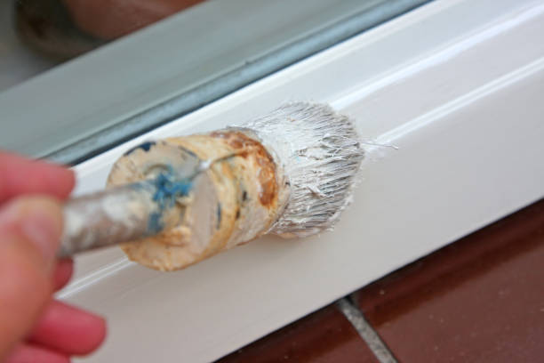 dipingere la finestra # 2 xl - brushing paint house painter human hand foto e immagini stock