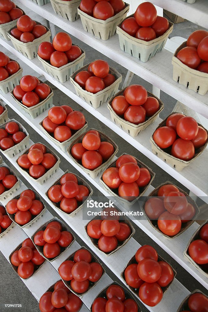 Paniers de tomate à Farmers Market - Photo de Agriculture libre de droits