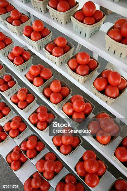 Cesti Di Pomodoro Presso Il Farmers Market - Fotografie stock e altre immagini di Agricoltura - Agricoltura, Alimentazione sana, Cestino