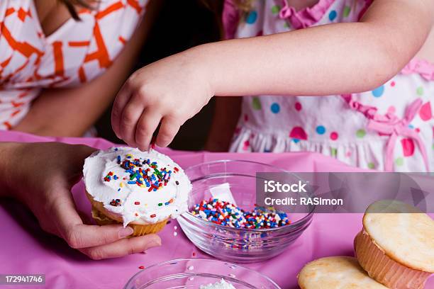 Photo libre de droit de Amusezvous Avec Des Petits Gâteaux Cupcakes banque d'images et plus d'images libres de droit de Cupcake - Cupcake, Décorer, Enfant