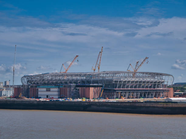 il nuovo stadio dell'everton football club in costruzione sulla riva del fiume mersey a liverpool, inghilterra, regno unito - liverpool stadium built structure building exterior foto e immagini stock