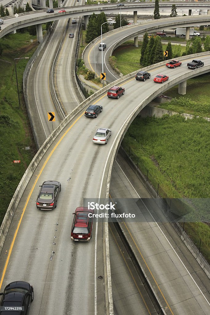 Wijąca się autostrady - Zbiór zdjęć royalty-free (Droga wielopasmowa)
