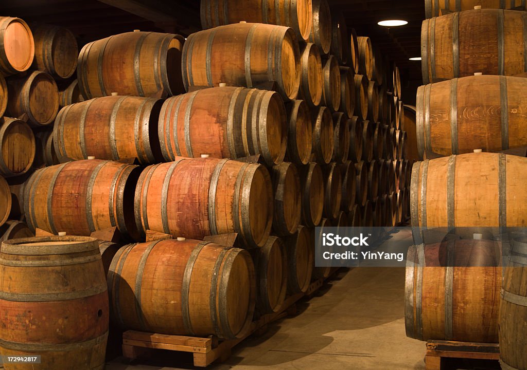 Beczki wina w piwnicy winnicy Napa Valley w Kalifornii - Zbiór zdjęć royalty-free (Beczka na wino)