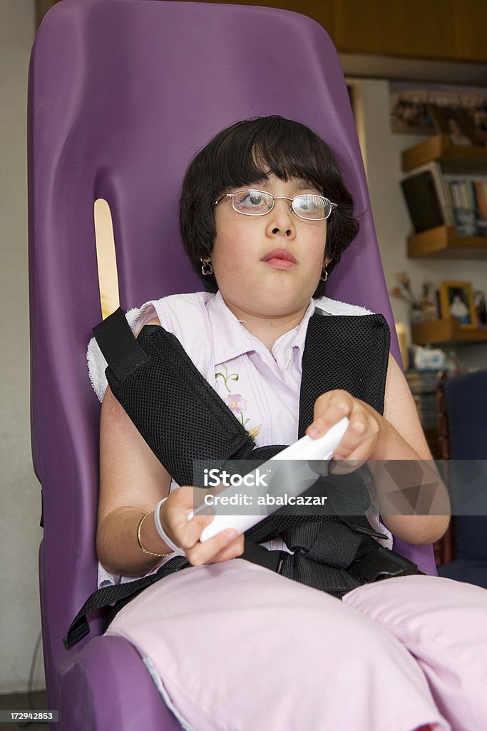 Chica en la sala de estar especial para personas con discapacidades - Foto de stock de Diversidad funcional libre de derechos
