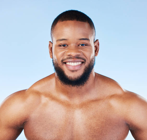 soins du corps, portrait et homme en studio pour le nettoyage, le toilettage ou l’hygiène sur fond bleu. le visage, la douche et le modèle de bien-être masculin se détendent pour la beauté, la routine et les soins personnels tout en posant isolé - shower portrait male beauty chest photos et images de collection