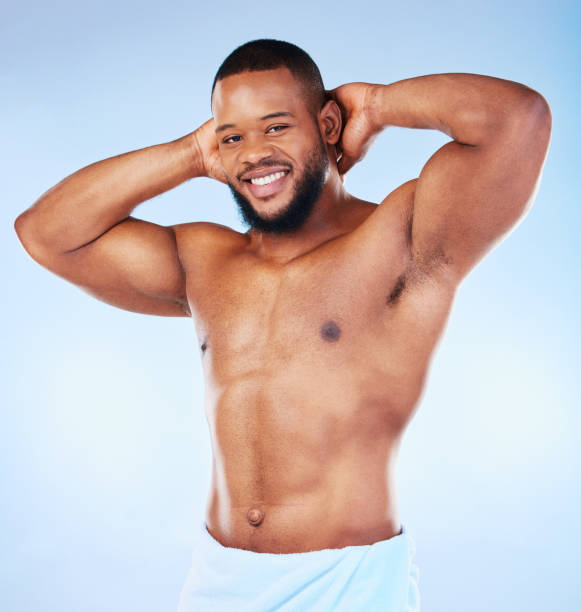 portrait, soins du corps et homme en studio pour le nettoyage, le toilettage ou l’hygiène sur fond bleu. le modèle de bien-être du visage, de la douche et des hommes se détend pour la beauté, la routine et les soins personnels tout en posant isolé - shower portrait male beauty chest photos et images de collection