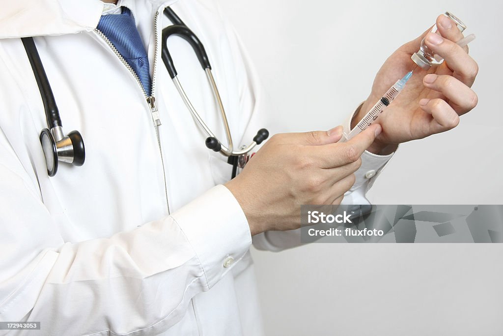 Arzt Vorbereitung Spritze - Lizenzfrei Arzt Stock-Foto