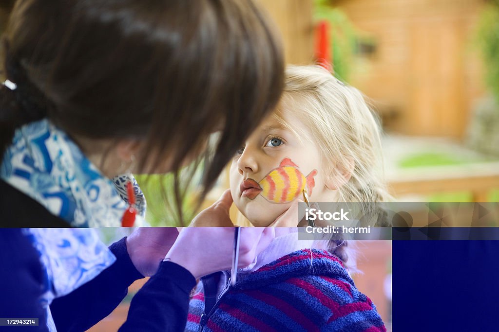 bodypainting-ce qui représente la pêche sur le visage de filles - Photo de Activité de loisirs libre de droits