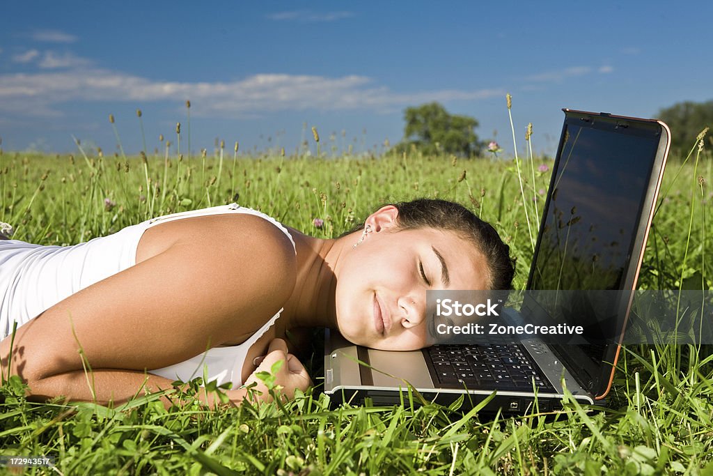 Młoda piękna Dziewczyna snu z laptopa na zewnątrz - Zbiór zdjęć royalty-free (Wiosna)