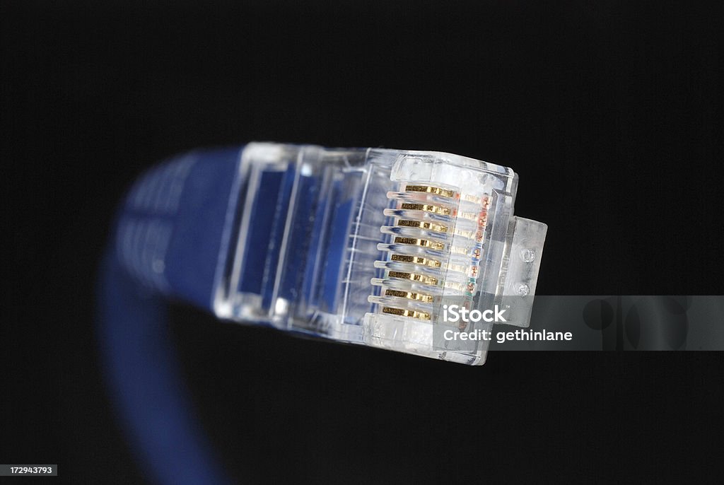 cable de red azul sobre fondo negro - Foto de stock de Cable libre de derechos