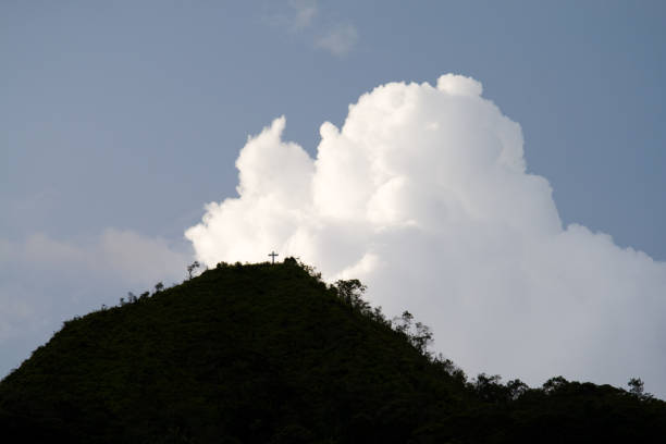 Cruz sobre uma colina - fotografia de stock