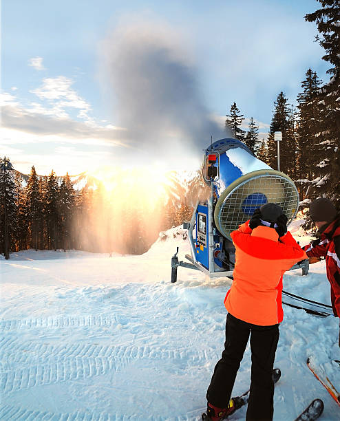 pistolet la neige-neige artificielle pour le ski-schneekanone - schneekanone photos et images de collection